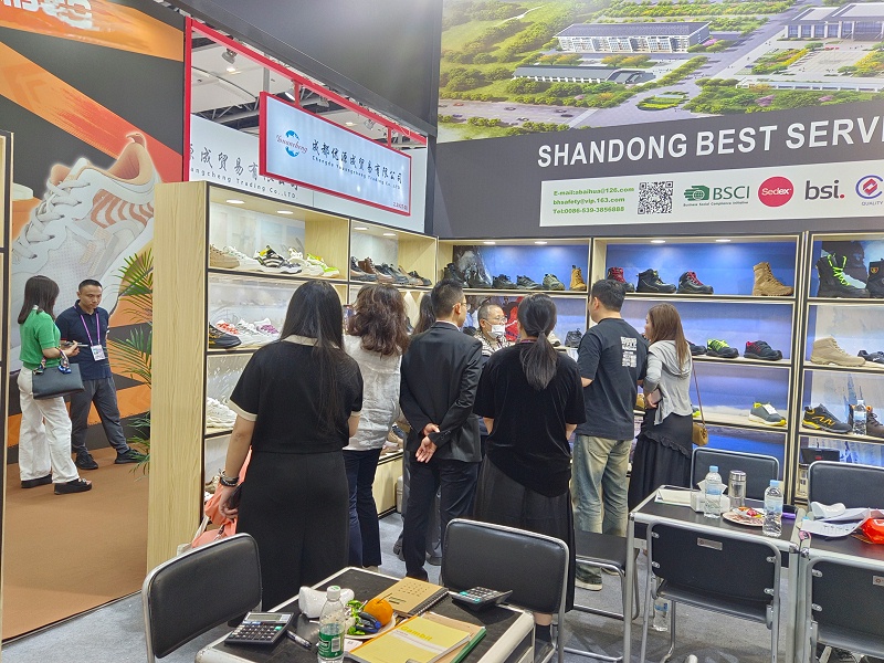 展會(huì)進(jìn)行時(shí)|百華鞋業(yè)亮相第135屆中國(guó)進(jìn)出口商品交易會(huì)（廣交會(huì)）三期，展會(huì)現(xiàn)場(chǎng)人氣爆棚！