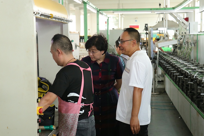 臨沂市工信局黨組書記、局長王林艷一行蒞臨百華鞋業調研指導