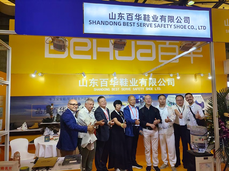 2025摩登中國國際鞋包服飾時(shí)尚展現(xiàn)場來了，百華鞋業(yè)展位現(xiàn)場人氣爆棚！