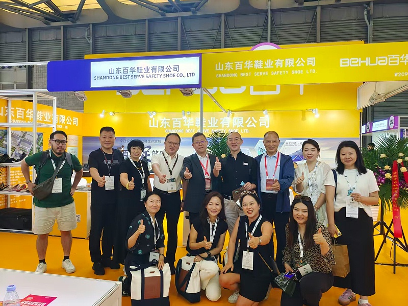 2025摩登中國國際鞋包服飾時(shí)尚展現(xiàn)場來了，百華鞋業(yè)展位現(xiàn)場人氣爆棚！