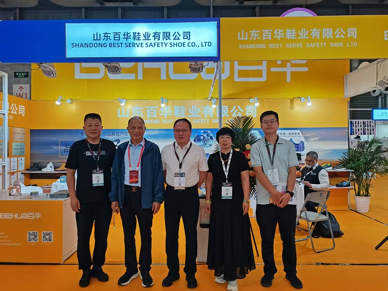 2025摩登中國國際鞋包服飾時(shí)尚展現(xiàn)場來了，百華鞋業(yè)展位現(xiàn)場人氣爆棚！