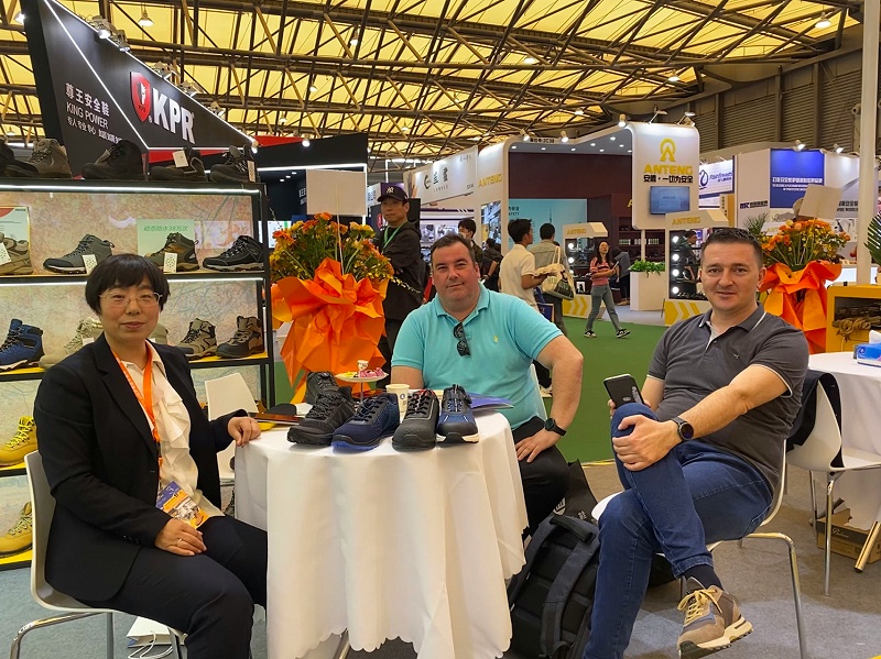 第106屆中國勞動保護用品交易會現場來 了，百華鞋業展會現場人氣爆棚！