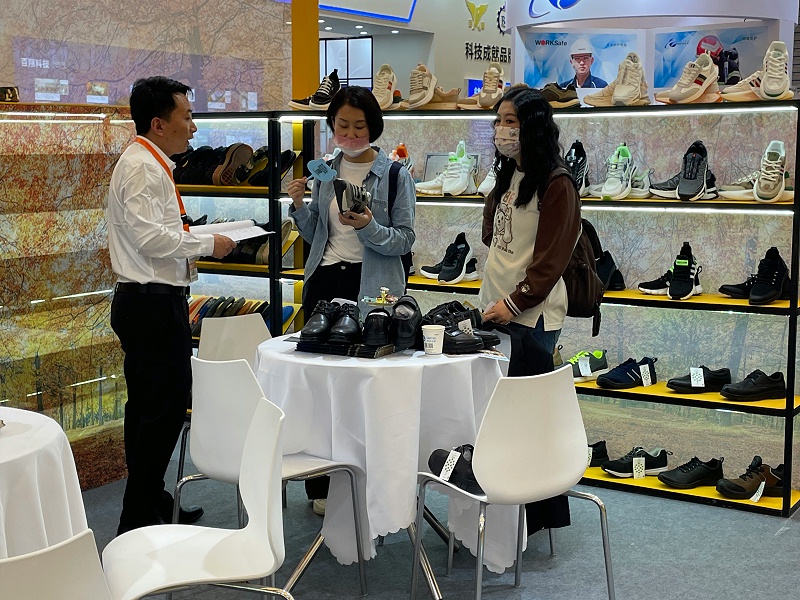 第106屆中國勞動保護用品交易會現場來 了，百華鞋業展會現場人氣爆棚！