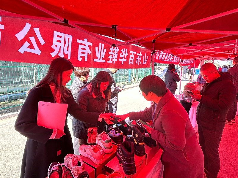 百華鞋業(yè)受邀參加“首屆中國諸葛亮杯若鯉大賽”暨名優(yōu)特產(chǎn)展覽會活動！