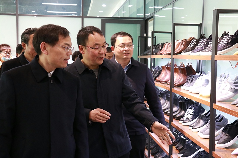 沂南縣委書記侯占夫百華鞋業(yè)調(diào)研指導